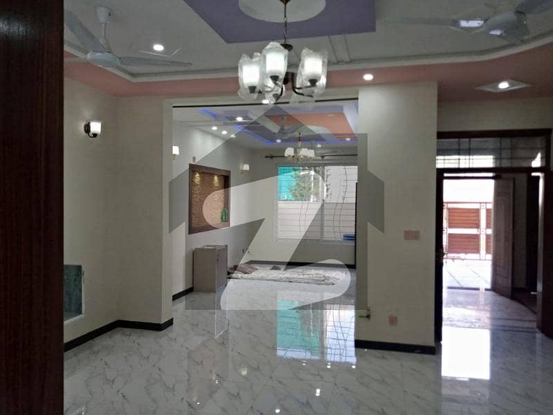 سوان گارڈن اسلام آباد میں 8 کمروں کا 10 مرلہ مکان 2.75 کروڑ میں برائے فروخت۔