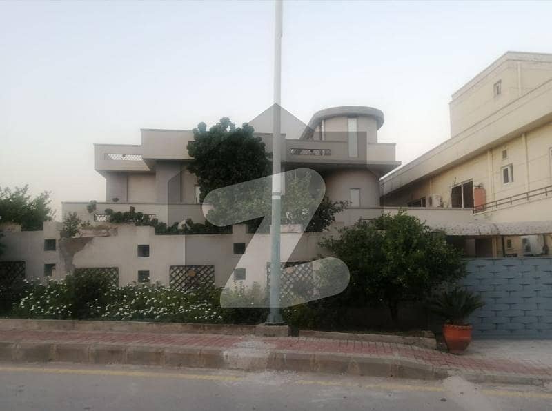 Excellent Built Location 1.5 Kanal Triple Storey House for Sale with Front and Back Gates