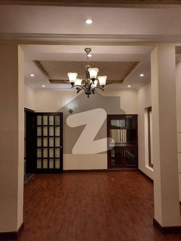 ڈی ایچ اے فیز 4 - بلاک ڈبل اے فیز 4 ڈیفنس (ڈی ایچ اے) لاہور میں 4 کمروں کا 10 مرلہ مکان 3.75 کروڑ میں برائے فروخت۔