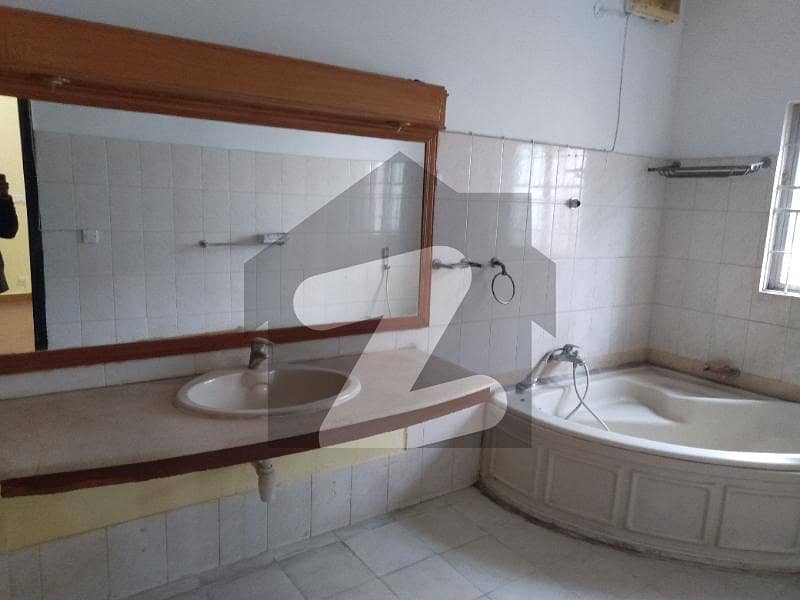 DEFENCE ONE KANAL SLIGHTLY USED UPPER PORTION FOR RENT IN DHA LAHORE