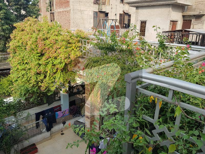 اچھرہ لاہور میں 8 کمروں کا 12 مرلہ مکان 5.9 کروڑ میں برائے فروخت۔