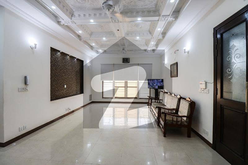 1 Kanal House Phase 7 Full House Well Maintained Beautifull House Best Location