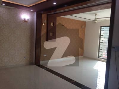 بحریہ ہومز بحریہ ٹاؤن سیکٹر ای بحریہ ٹاؤن لاہور میں 3 کمروں کا 6 مرلہ فلیٹ 42 ہزار میں کرایہ پر دستیاب ہے۔