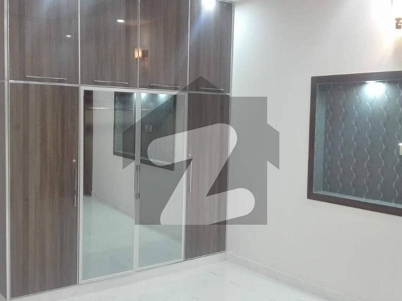 بحریہ ٹاؤن غوری بلاک بحریہ ٹاؤن سیکٹر B بحریہ ٹاؤن لاہور میں 5 کمروں کا 12 مرلہ مکان 1.25 لاکھ میں کرایہ پر دستیاب ہے۔