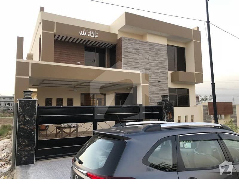 عبداللہ گارڈن فیصل آباد میں 4 کمروں کا 12 مرلہ مکان 4.25 کروڑ میں برائے فروخت۔