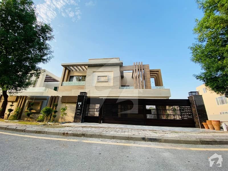 بحریہ ٹاؤن سیکٹر ای بحریہ ٹاؤن لاہور میں 6 کمروں کا 1 کنال مکان 5.25 کروڑ میں برائے فروخت۔