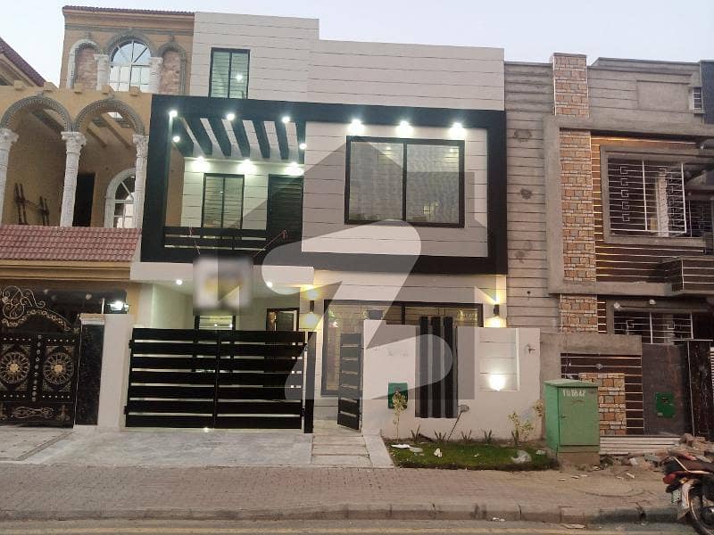 بحریہ ٹاؤن ۔ بلاک سی سی بحریہ ٹاؤن سیکٹرڈی بحریہ ٹاؤن لاہور میں 3 کمروں کا 5 مرلہ مکان 1.65 کروڑ میں برائے فروخت۔
