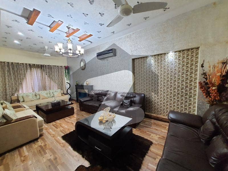 بینکرس ایوینیو کوآپریٹو ہاؤسنگ سوسائٹی لاہور میں 5 کمروں کا 10 مرلہ مکان 2.5 کروڑ میں برائے فروخت۔