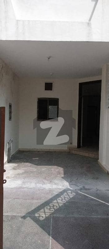 ایڈن لین ولاز 2 ایڈن لاہور میں 2 کمروں کا 5 مرلہ فلیٹ 23 ہزار میں کرایہ پر دستیاب ہے۔