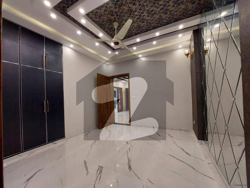 بحریہ ٹاؤن جاسمین بلاک بحریہ ٹاؤن سیکٹر سی بحریہ ٹاؤن لاہور میں 5 کمروں کا 10 مرلہ مکان 3.5 کروڑ میں برائے فروخت۔