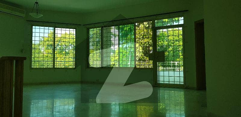 ایف ۔ 8 اسلام آباد میں 4 کمروں کا 1 کنال مکان 4.5 لاکھ میں کرایہ پر دستیاب ہے۔