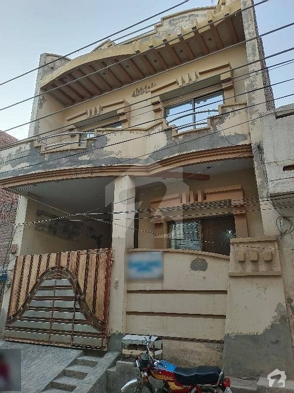 مدینہ ٹاؤن فیصل آباد میں 5 کمروں کا 4 مرلہ مکان 95 لاکھ میں برائے فروخت۔
