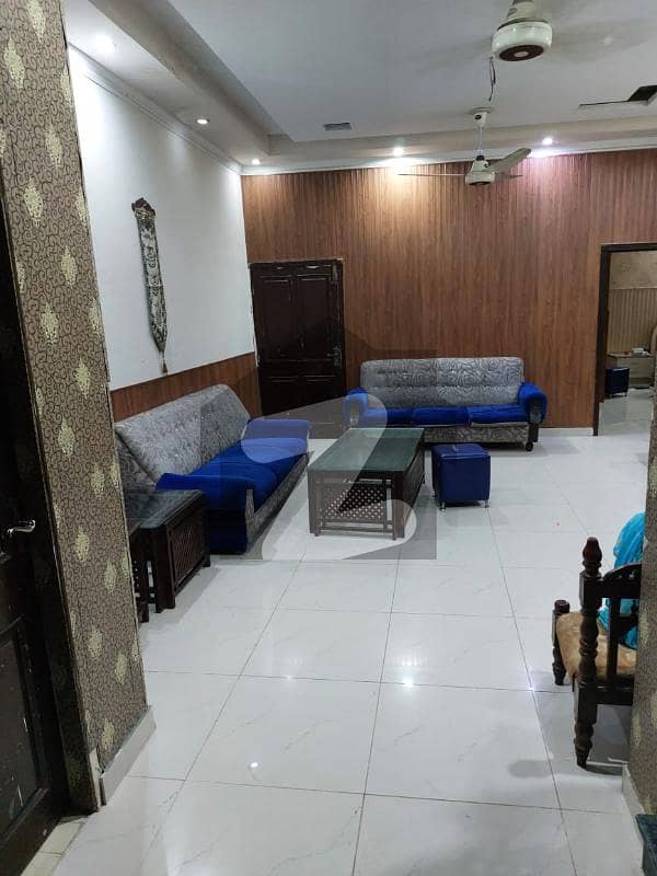 گلبرگ لاہور میں 6 کمروں کا 18 مرلہ مکان 5.5 کروڑ میں برائے فروخت۔
