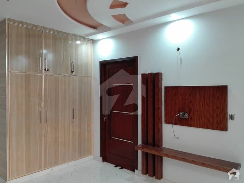 او پی ایف ہاؤسنگ سکیم لاہور میں 5 کمروں کا 10 مرلہ مکان 2.85 کروڑ میں برائے فروخت۔