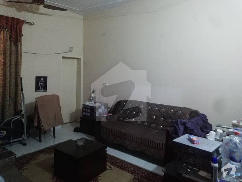 علامہ اقبال ٹاؤن لاہور میں 5 کمروں کا 10 مرلہ مکان 2.1 کروڑ میں برائے فروخت۔