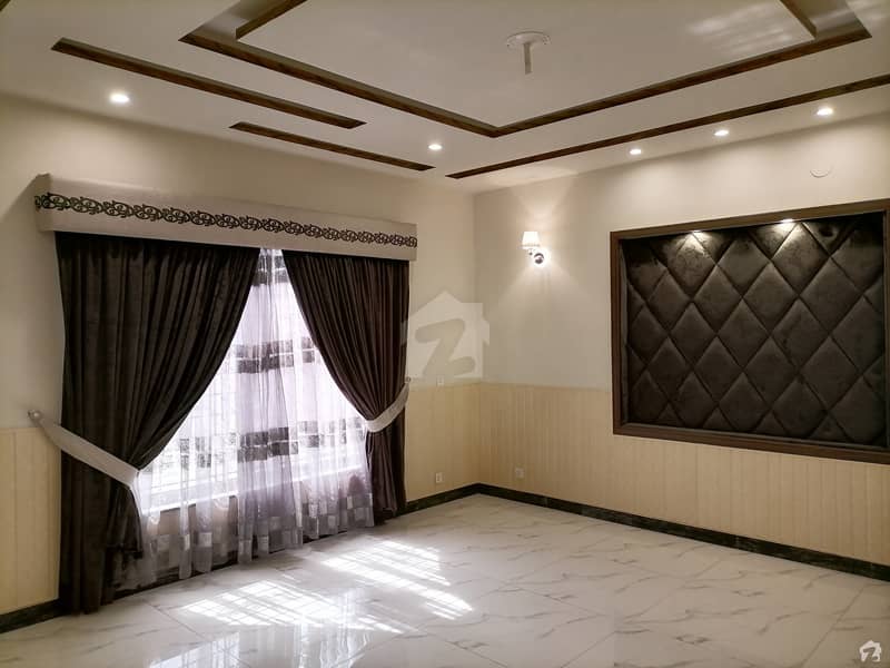 او پی ایف ہاؤسنگ سکیم لاہور میں 5 کمروں کا 1 کنال مکان 5.5 کروڑ میں برائے فروخت۔