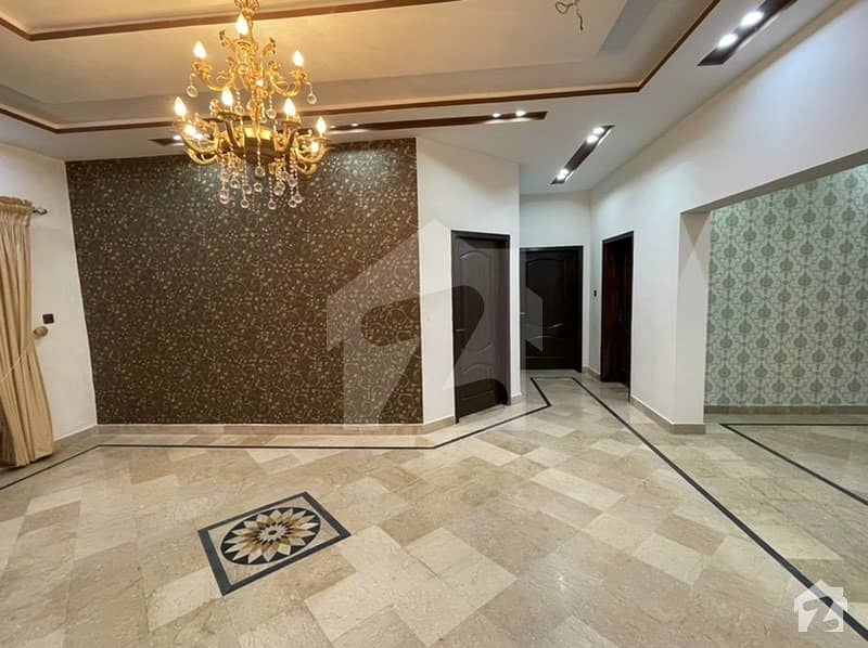 یو ایم ٹی روڈ یو ایم ٹی سوسائٹی لاہور میں 7 کمروں کا 11 مرلہ مکان 3.25 کروڑ میں برائے فروخت۔