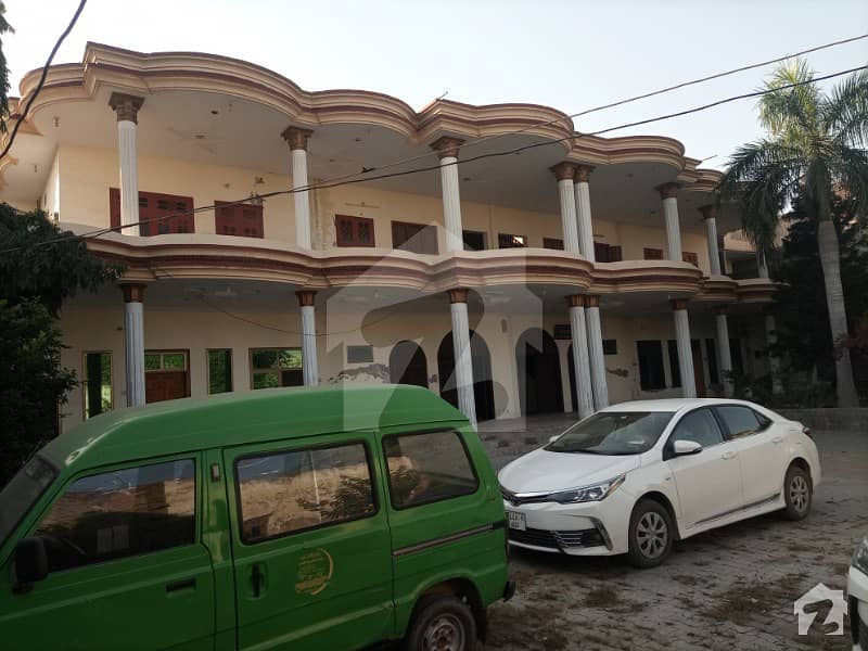 پھالیہ منڈی بہاؤالدین روڈ منڈی بہاؤالدین میں 11 کمروں کا 3.5 کنال عمارت 17 کروڑ میں برائے فروخت۔