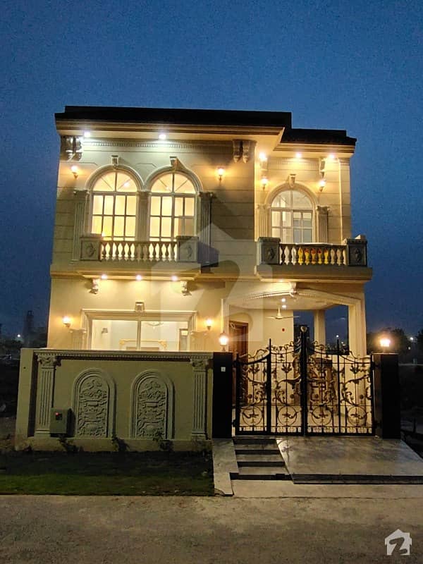 ڈی ایچ اے فیز9 پریزم ڈی ایچ اے ڈیفینس لاہور میں 4 کمروں کا 8 مرلہ مکان 2.6 کروڑ میں برائے فروخت۔