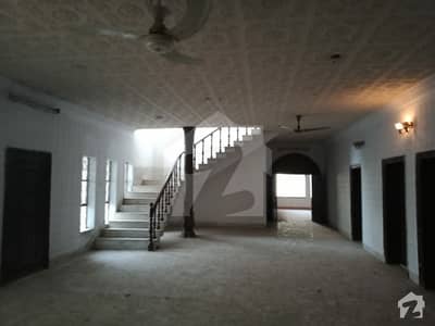 گارڈن ٹاؤن - طارق بلاک گارڈن ٹاؤن لاہور میں 4 کمروں کا 1 کنال مکان 1.75 لاکھ میں کرایہ پر دستیاب ہے۔