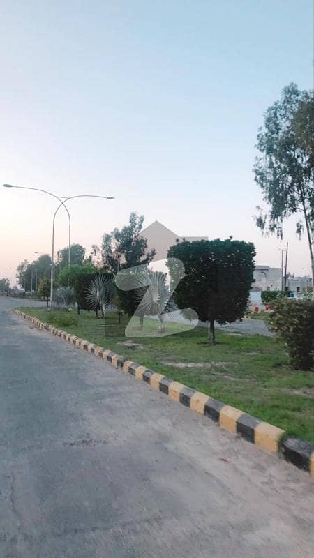 چنار باغ ۔ رچنا بلاک چنار باغ لاہور میں 1 کنال رہائشی پلاٹ 78 لاکھ میں برائے فروخت۔