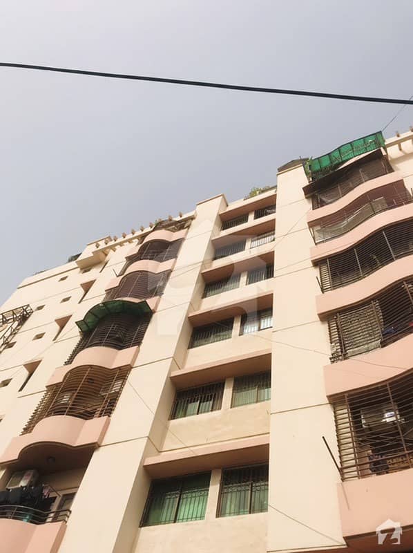 خالد بِن ولید روڈ کراچی میں 3 کمروں کا 8 مرلہ فلیٹ 4 کروڑ میں برائے فروخت۔