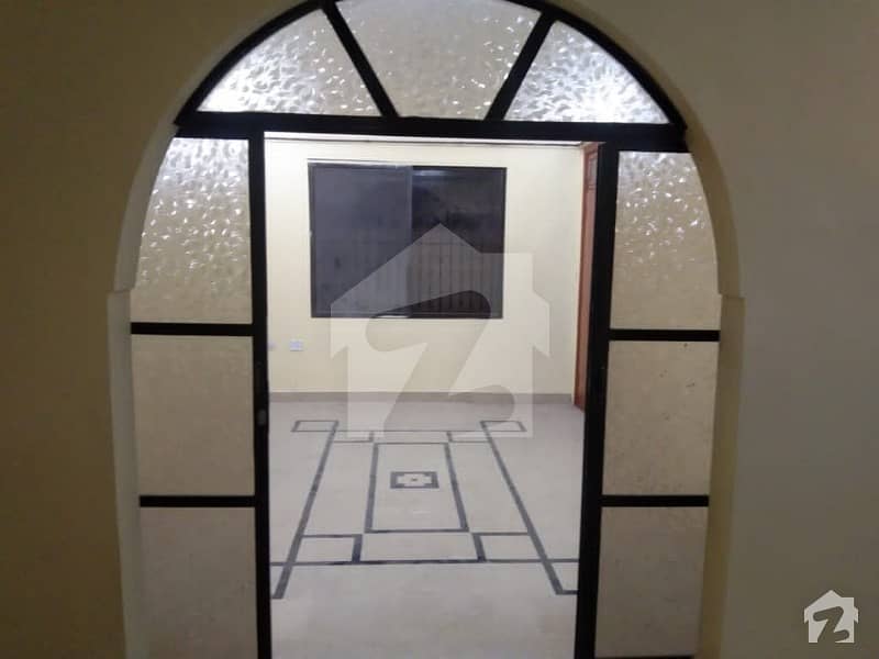 یونیورسٹی روڈ کراچی میں 2 کمروں کا 5 مرلہ زیریں پورشن 30 ہزار میں کرایہ پر دستیاب ہے۔
