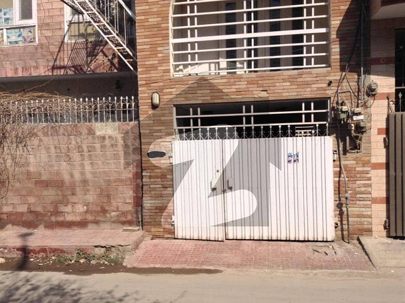 مدینہ ٹاؤن فیصل آباد میں 6 کمروں کا 9 مرلہ مکان 1.8 کروڑ میں برائے فروخت۔