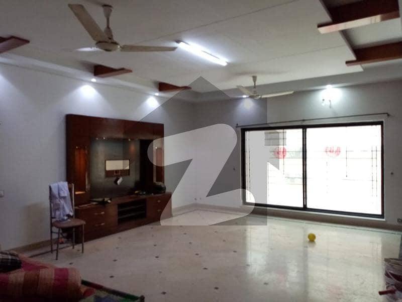 Fully Basement One Kanal Renovated Royal Living Place Near To Sport Complex Phase 5