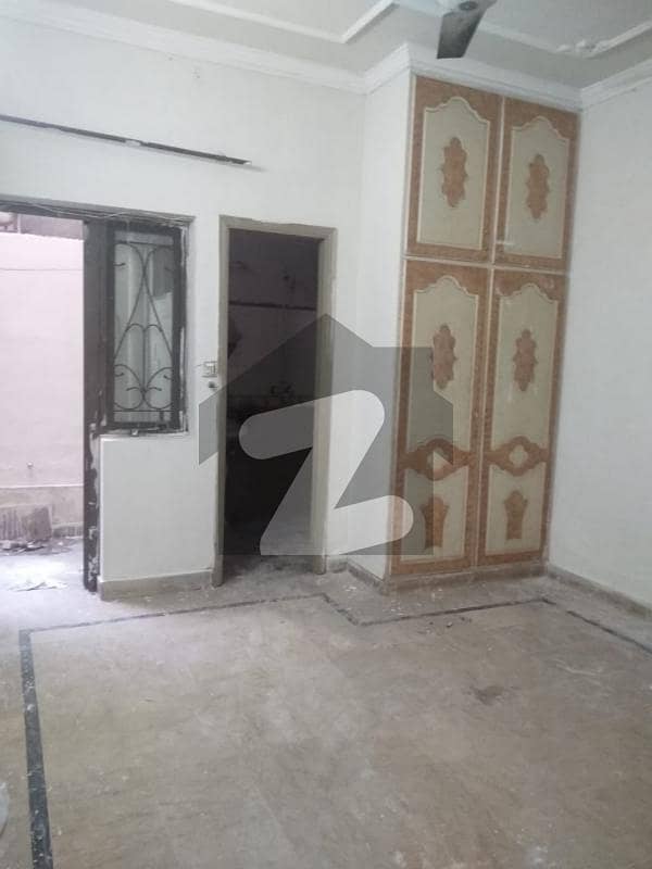 علامہ اقبال ٹاؤن لاہور میں 5 کمروں کا 3 مرلہ مکان 80 لاکھ میں برائے فروخت۔