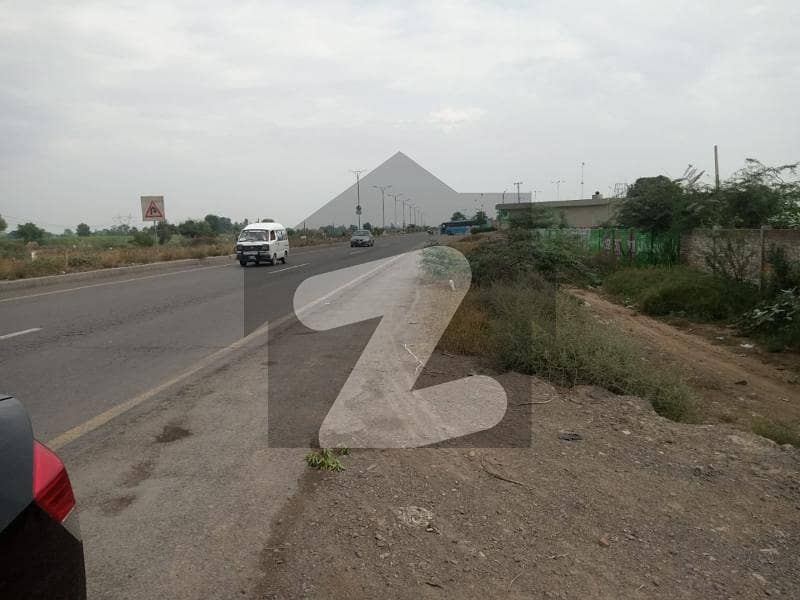 اختر آباد اوکاڑہ میں 52 کنال صنعتی زمین 15.6 کروڑ میں برائے فروخت۔