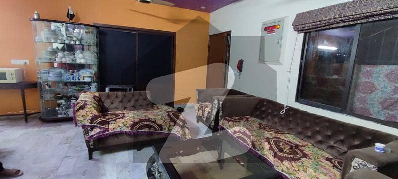 کلفٹن کراچی میں 3 کمروں کا 8 مرلہ فلیٹ 3 کروڑ میں برائے فروخت۔