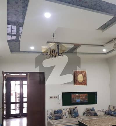 کینال پارک فیصل آباد میں 4 کمروں کا 8 مرلہ مکان 2.5 کروڑ میں برائے فروخت۔
