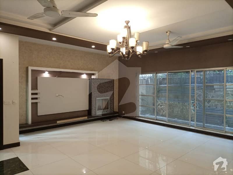 ڈی ایچ اے فیز 3 - بلاک زیڈ فیز 3 ڈیفنس (ڈی ایچ اے) لاہور میں 5 کمروں کا 1 کنال مکان 5.85 کروڑ میں برائے فروخت۔