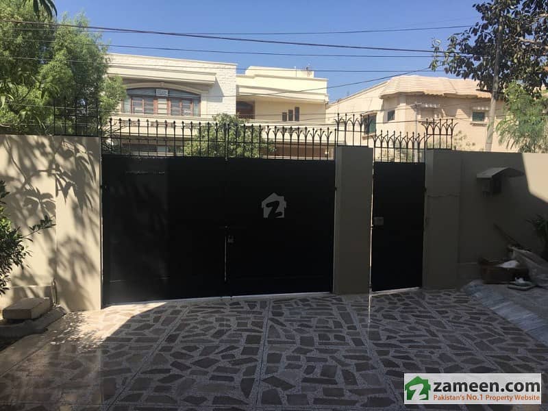 باتھ آئی لینڈ کراچی میں 4 کمروں کا 10 مرلہ مکان 8 کروڑ میں برائے فروخت۔