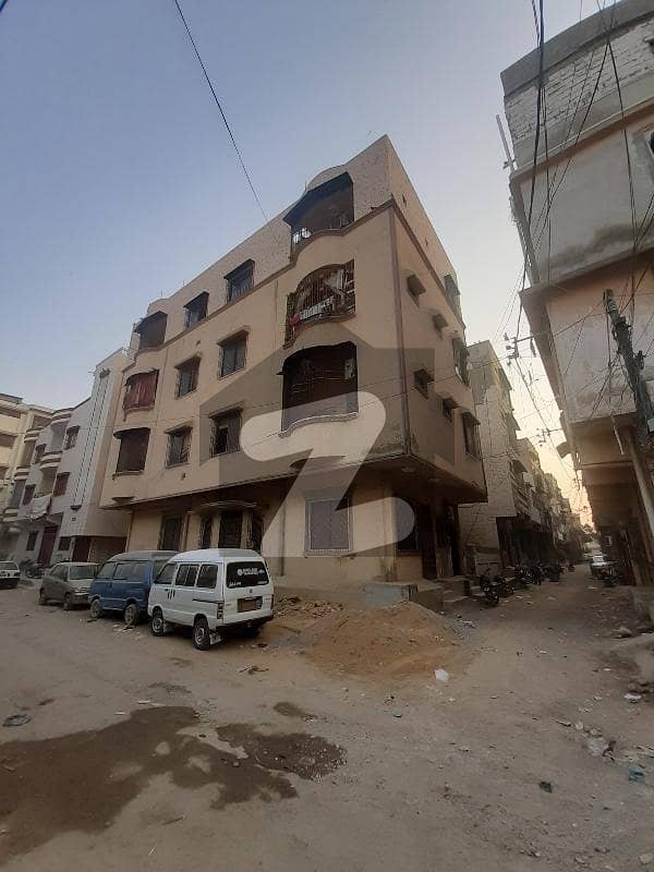 عزیز آباد گلبرگ ٹاؤن کراچی میں 3 کمروں کا 5 مرلہ بالائی پورشن 1.25 کروڑ میں برائے فروخت۔
