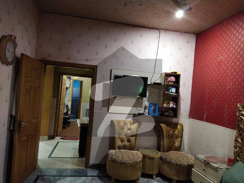 اقبال ایوینیو فیز 1 اقبال ایوینیو لاہور میں 5 کمروں کا 10 مرلہ مکان 2.35 کروڑ میں برائے فروخت۔