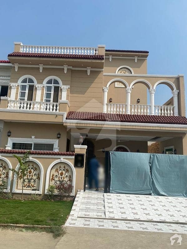 10 Marla Gorgeous House For Sale In Formanites Housing Scheme, Block E.