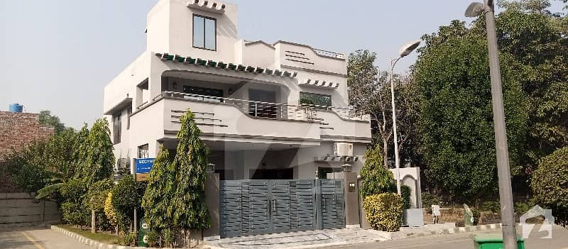 سکھ چین گارڈنز لاہور میں 4 کمروں کا 9 مرلہ مکان 2.5 کروڑ میں برائے فروخت۔