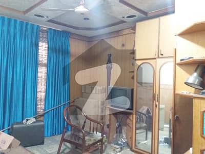 جیل روڈ سیالکوٹ میں 5 کمروں کا 10 مرلہ مکان 2.5 کروڑ میں برائے فروخت۔