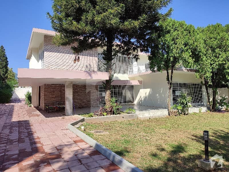 1200 sq yd Corner An old House on extremely prime location available for sale in Islamabad