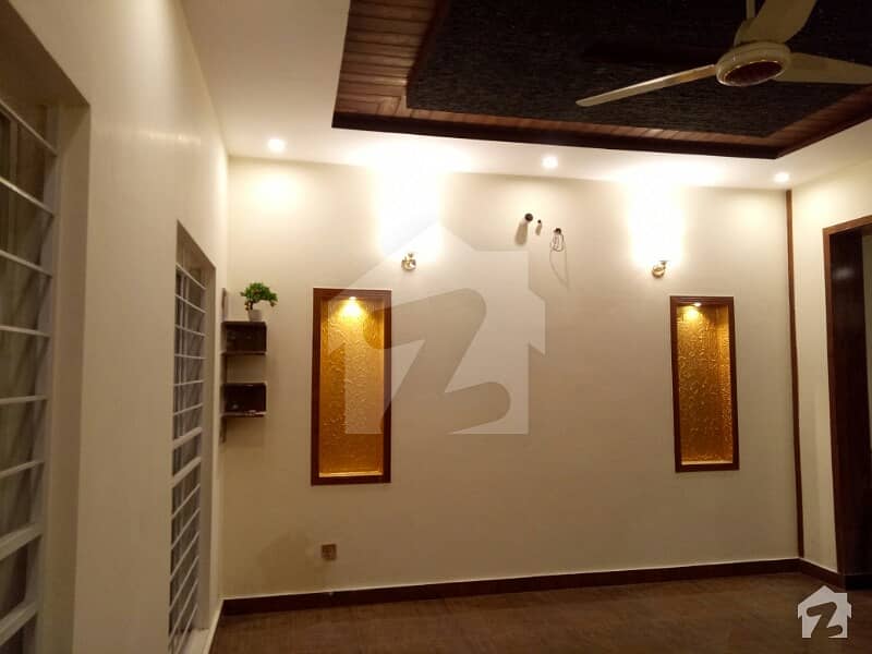 بحریہ آرچرڈ فیز 1 بحریہ آرچرڈ لاہور میں 5 کمروں کا 10 مرلہ مکان 2.5 کروڑ میں برائے فروخت۔