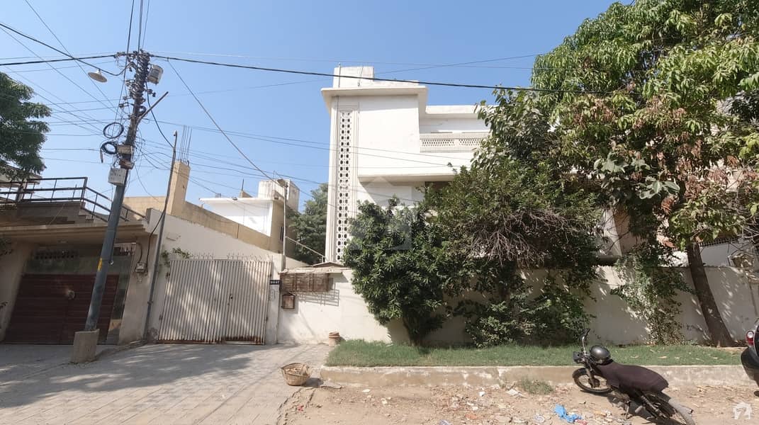 ناظم آباد 4 ناظم آباد کراچی میں 8 کمروں کا 1.07 کنال مکان 6.5 کروڑ میں برائے فروخت۔
