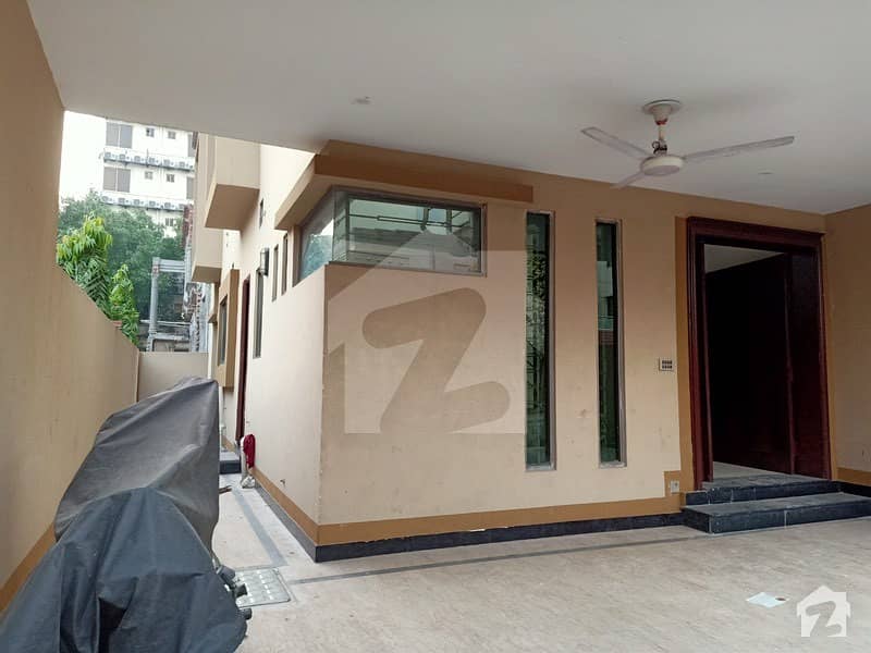بحریہ ٹاؤن جاسمین بلاک بحریہ ٹاؤن سیکٹر سی بحریہ ٹاؤن لاہور میں 5 کمروں کا 12 مرلہ مکان 2.8 کروڑ میں برائے فروخت۔