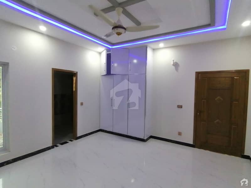 پی جی ای سی ایچ ایس فیز 2 پنجاب گورنمنٹ ایمپلائیز سوسائٹی لاہور میں 5 کمروں کا 10 مرلہ مکان 2.9 کروڑ میں برائے فروخت۔