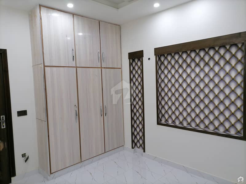 پی آئی اے ہاؤسنگ سکیم لاہور میں 4 کمروں کا 8 مرلہ مکان 1.75 کروڑ میں برائے فروخت۔