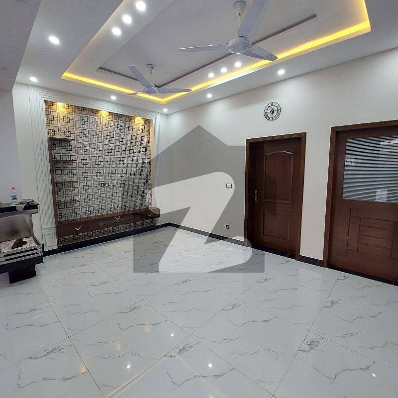 بینکرز کوآپریٹو ہاؤسنگ سوسائٹی لاہور میں 3 کمروں کا 5 مرلہ مکان 1.6 کروڑ میں برائے فروخت۔