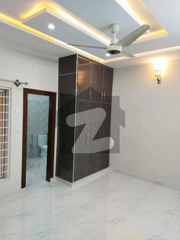 میڈیا ٹاؤن راولپنڈی میں 6 کمروں کا 12 مرلہ مکان 3.75 کروڑ میں برائے فروخت۔
