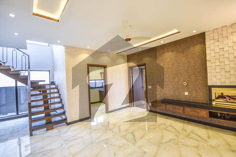 ڈی ایچ اے 9 ٹاؤن ڈیفنس (ڈی ایچ اے) لاہور میں 3 کمروں کا 5 مرلہ مکان 1.8 کروڑ میں برائے فروخت۔