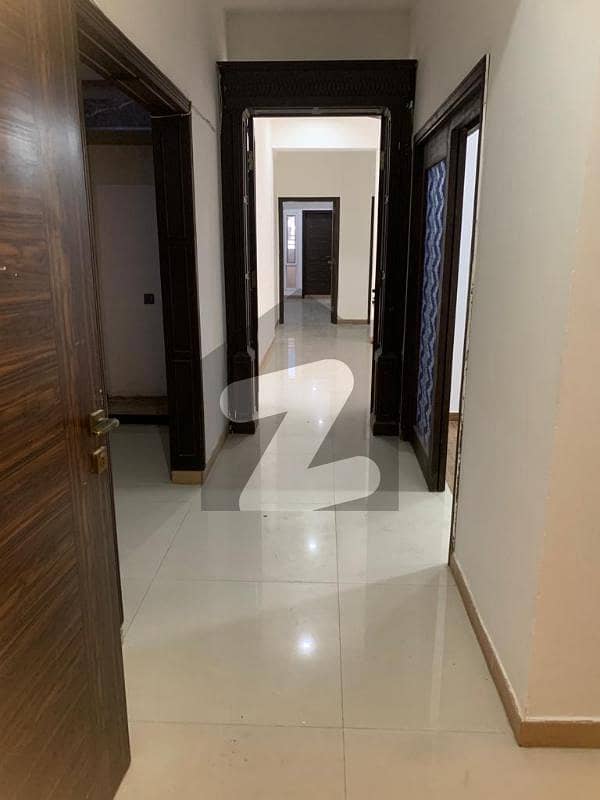 کلفٹن ۔ بلاک 8 کلفٹن کراچی میں 3 کمروں کا 8 مرلہ فلیٹ 3.9 کروڑ میں برائے فروخت۔